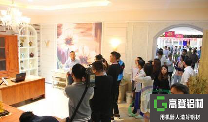 佛山以高登為首的鋁材門窗企業開始提出“以鋁代木”的理念,全新貫徹環保思想,打造新一代的全鋁家居時代。 佛山以高登為首的鋁材門窗企業開始提出“以鋁代木”的理念,全新貫徹環保思想,打造新一代的全鋁家居時代。